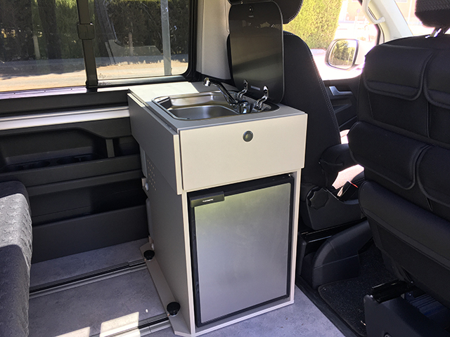 Mueble Kit Camper para Furgonetas VW T5, T6, T6,1 Multivan y California sin  mueble lateral, con Accesorios y Colchón incluidos : : Coche y moto